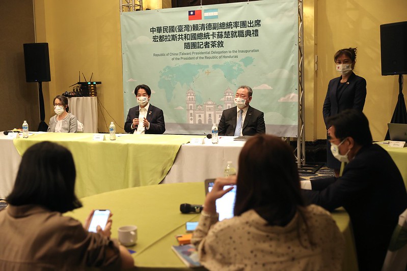 Vice President Lai Ching-te holds a reception for the traveling press corps in Honduras.