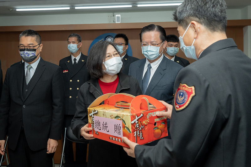 今（2）日是農曆大年初二，蔡英文總統上午前往「基隆港務消防隊」慰勉，感謝同仁在第一線執行防救災任務，維持港務活動順利進行、守護民眾安全