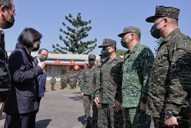 今（3）日是農曆大年初三，蔡英文總統上午前往高雄慰勉「海軍陸戰隊99旅3營步8連」，感謝國軍弟兄姊妹在春節期間堅守崗位，讓國人能安心過年