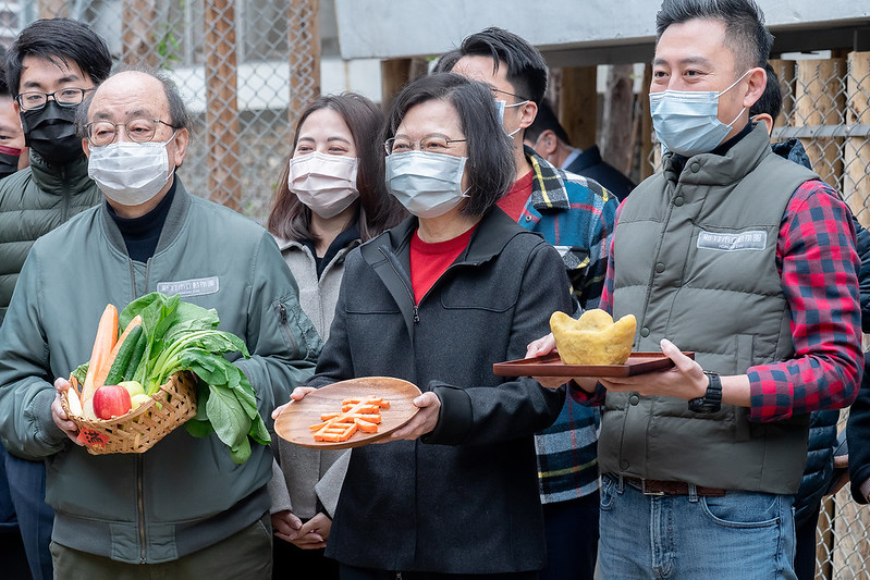 今（2）日是農曆大年初二，蔡英文總統上午前往「新竹市立動物園」，感謝飼育員悉心照顧園區動物，並為遊客提供生態教育