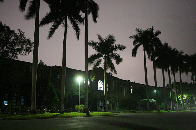 臺大圖書館夜景