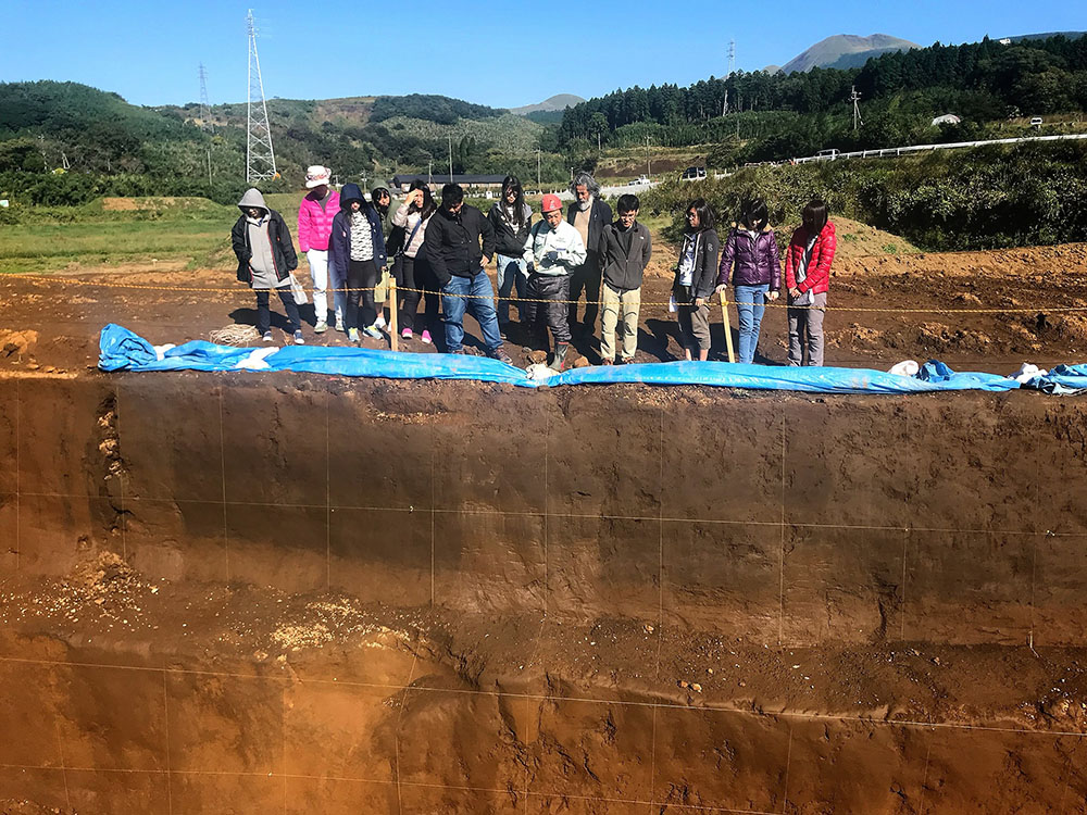 地理環境資源學系海外實察課程一行參訪熊本地震斷層槽溝挖掘現場
