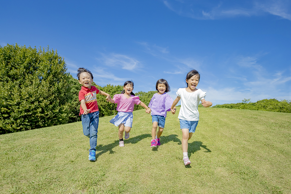 主視覺圖 -孩子們在山上的公園奔跑
