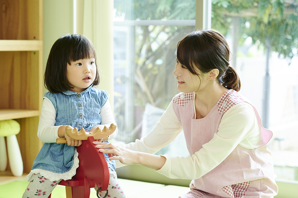 主視覺圖 -老師照顧幼兒園的孩子