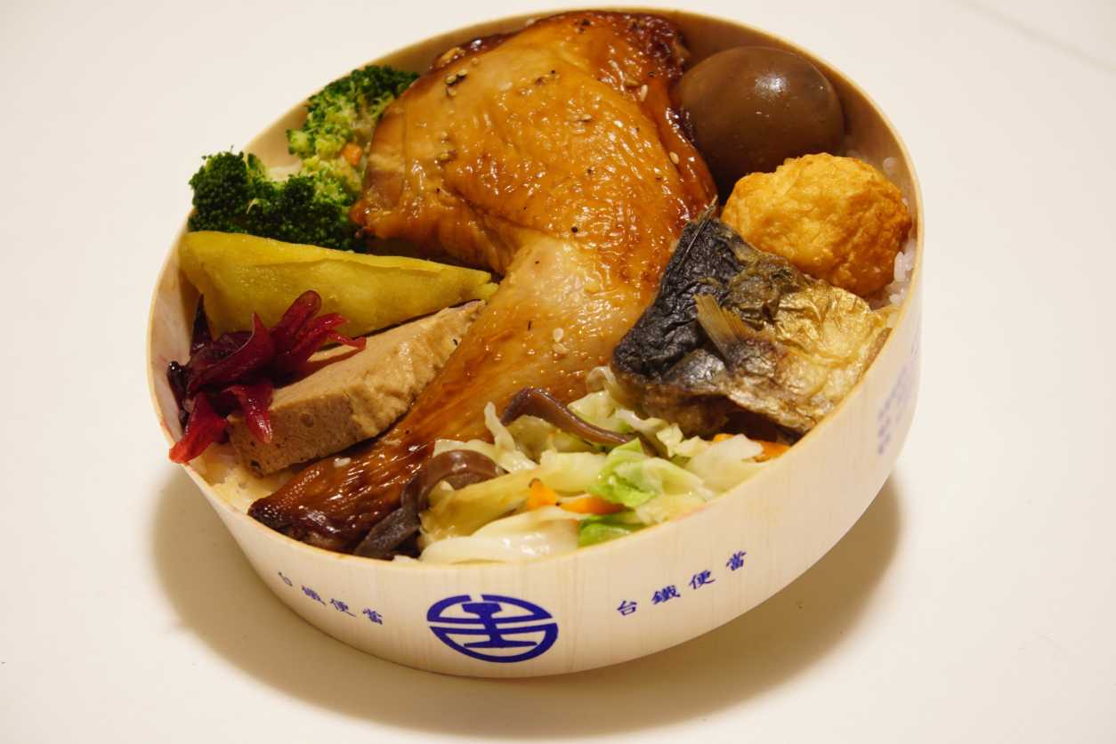 臺鐵雞腿便當(圓木)