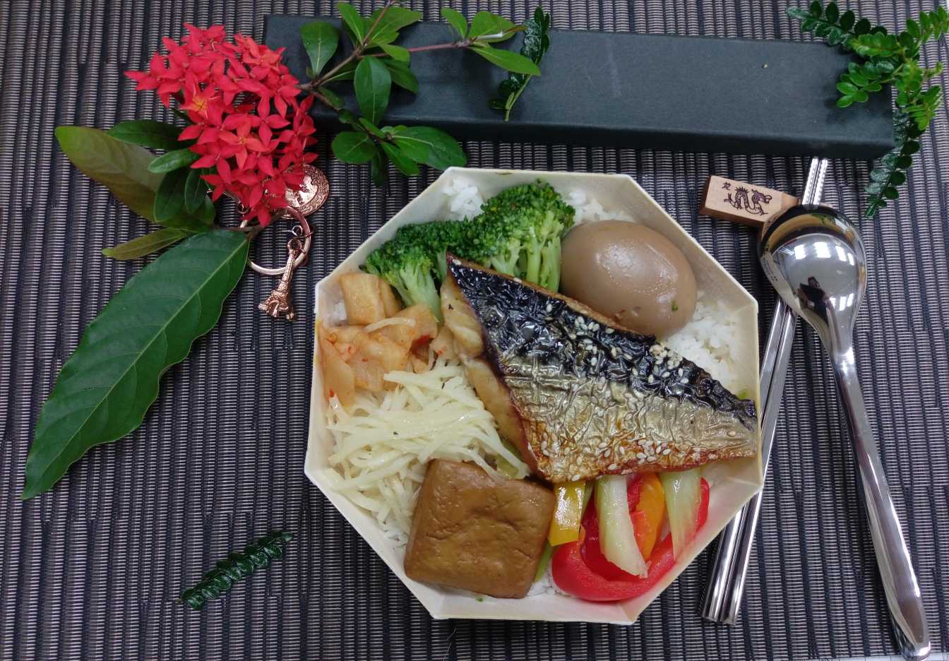 臺鐵鯖魚便當(八角)