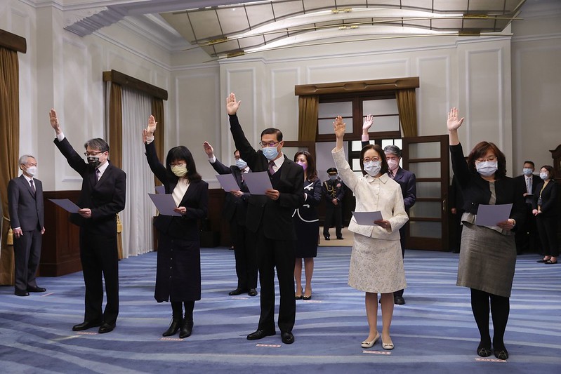 宣誓人由外交部政務次長蔡明彥帶領宣讀誓詞