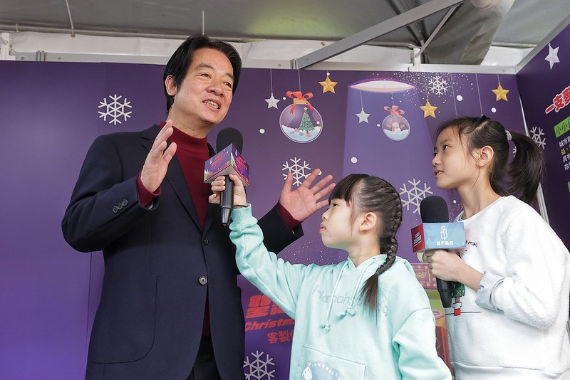 副總統在「聖誕教育共學館」與「小小公民記者」互動