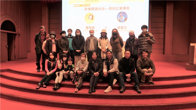 圖13、蕭菊貞導演與邱俊文總教練與現場民眾合影留念