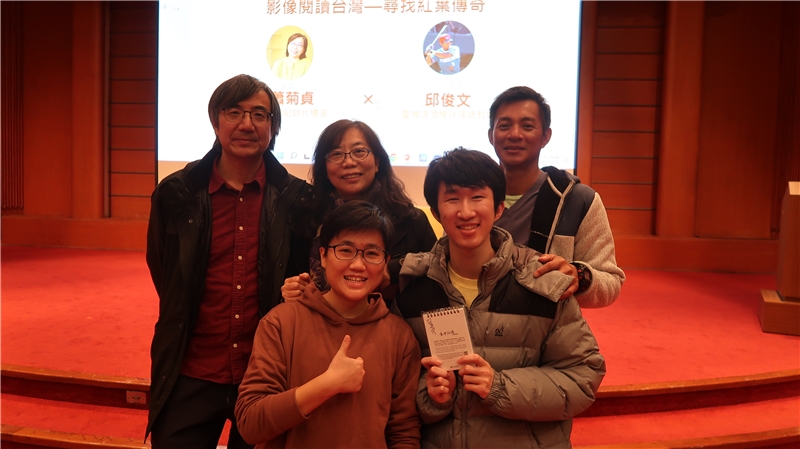 圖16、蕭菊貞導演、邱俊文總教練與抽獎獲獎民眾合影