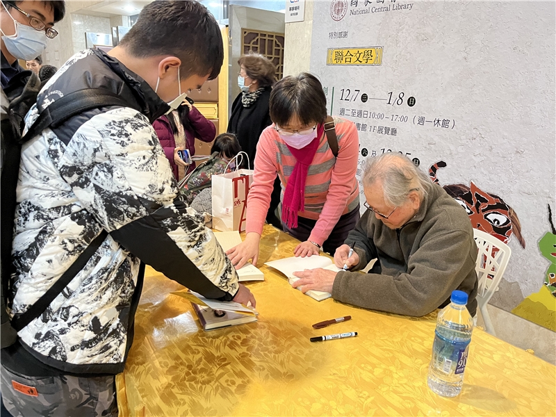 黃春明老師為觀眾簽書