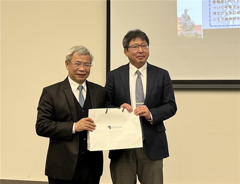 陳益源教授(左)與川島真教授(右)合影
