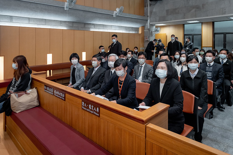 在司法院長許宗力及士林地方法院院長蘇素娥陪同下，總統旁聽審判長審理、檢察官及辯護人開審陳述等過程
