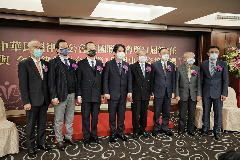 副總統出席「律師公會全聯會第11屆第3任與全國律師聯合會第1屆理事長交接典禮」，並合影