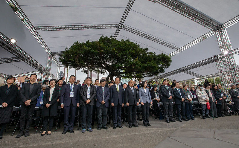 總統出席「二二八事件73週年中樞紀念儀式」，向受難英靈獻花致敬