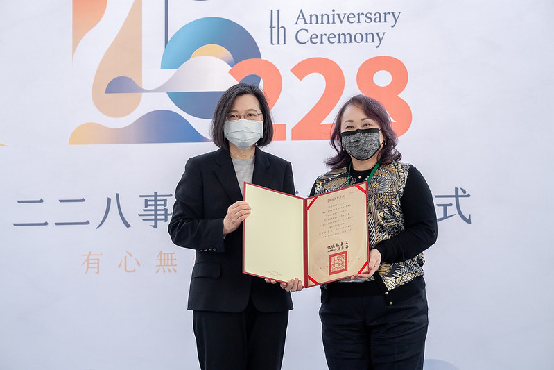 總統頒發「回復名譽證書」予劉新富及周金波等二位受難者的家屬