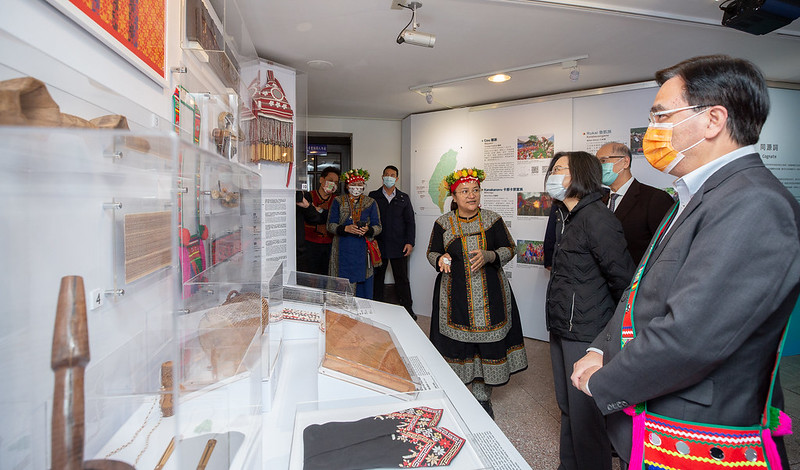 總統前往展區參觀，在策展人祖祖樂解說下，瞭解策展設計理念