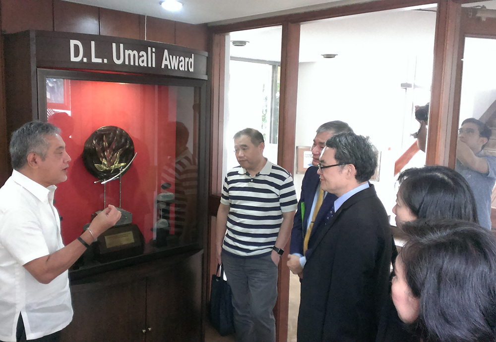 Director Dr. Gil C. Saguiguit, Jr.跟參訪團員介紹SEARCA的歷史與任務