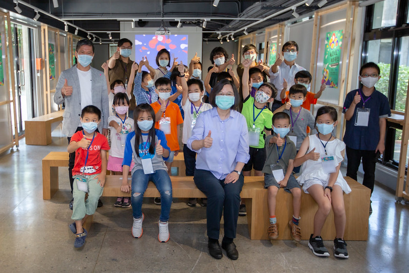 總統參觀國家人權博物館「我是兒童，我有權利」兒童權利公約頒布30週年主題特展，並合影