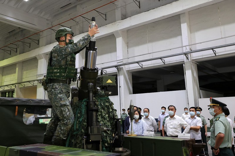 總統視導「軍備局生產製造中心」及「空軍防空暨飛彈指揮部」