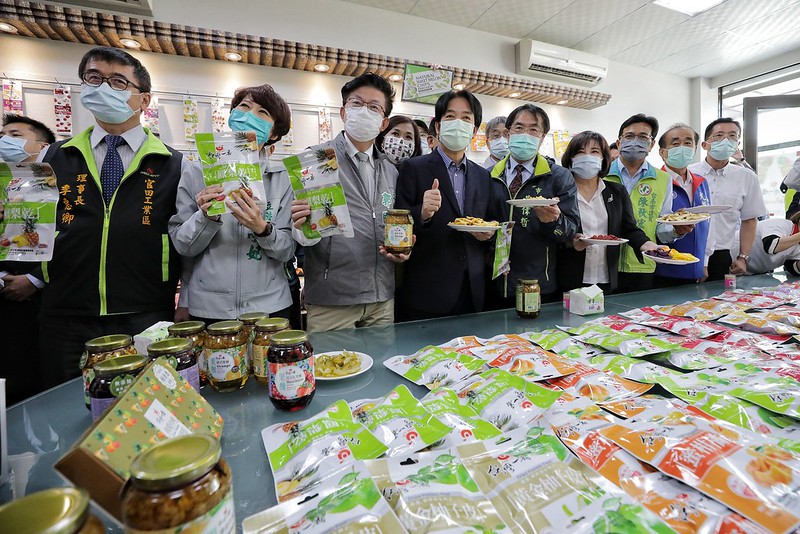 副總統出席政府媒合加工業者採購國產鳳梨記者會並與出席人員合影