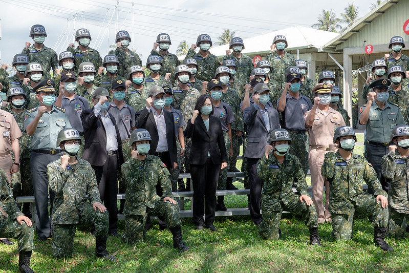 總統視導「陸軍航特部空降訓練中心」，並合影