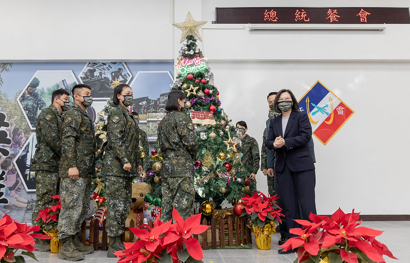 總統進行耶誕點燈，把簽名後的「祈願卡」掛至耶誕樹上