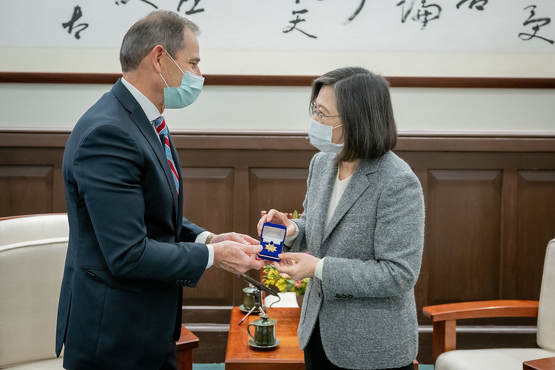 蔡英文總統今（20）日上午接見「美國聯邦眾議員匡希恆（John Curtis）訪問團」