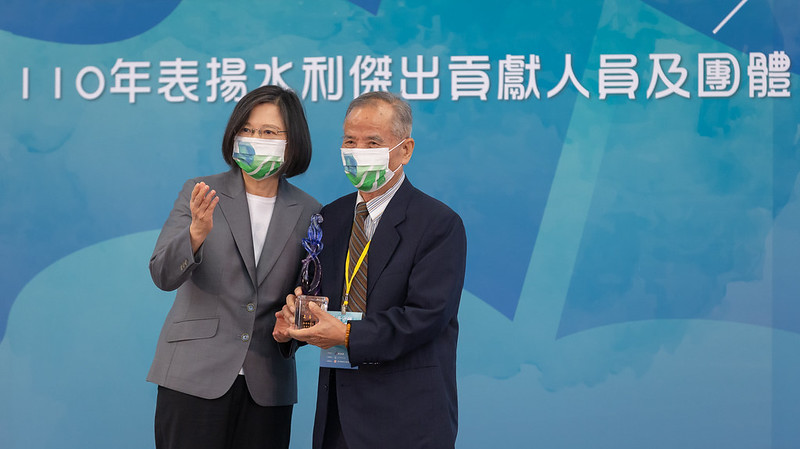 總統頒發終身成就獎予經濟部水利署前副署長林火木先生，肯定他對臺灣水資源開發及防洪的卓越貢獻