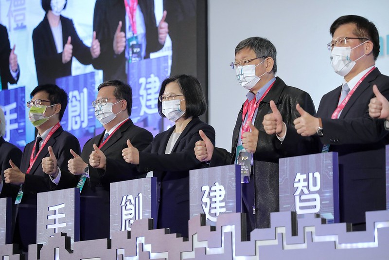 總統出席「2021智慧城市展開幕暨頒獎典禮」，並與出席典禮人員合影
