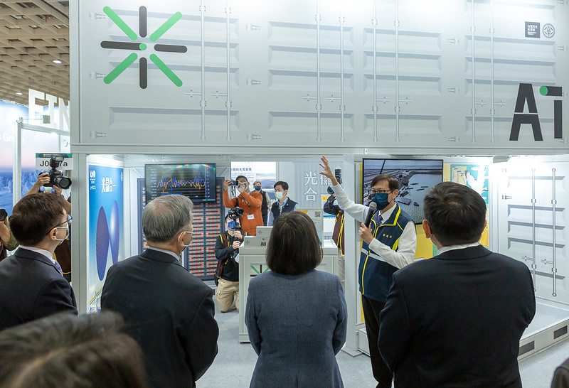 總統參觀「台電再生處」、「台達電子」展場