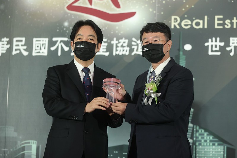 副總統頒發「國土建設特別貢獻獎」、「綜合卓越貢獻獎」及「2022全球卓越建設獎」予獲獎單位