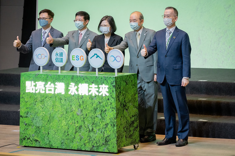 總統與現場貴賓一同進行啟動儀式