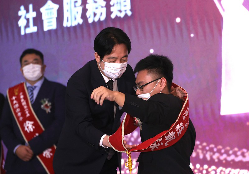 副總統逐一為當選人披掛肩帶