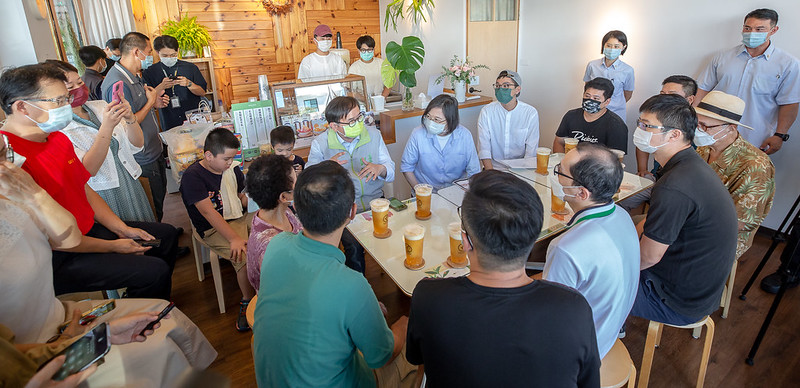 蔡英文總統今（21）日午間前往臺東縣「哩厚冰果室」與在地創業青年座談