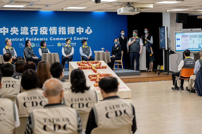 總統首先觀賞「台灣防疫，世界肯定－指揮中心成立1000天」影片，也聽取王必勝指揮官簡報，了解1000天的防疫過程、成果與未來防疫重點