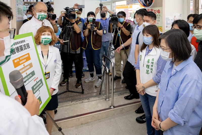 總統聽取徐偉捷藥師簡報，了解高雄市基層藥局辦理「送藥到府專案」的流程及執行成果