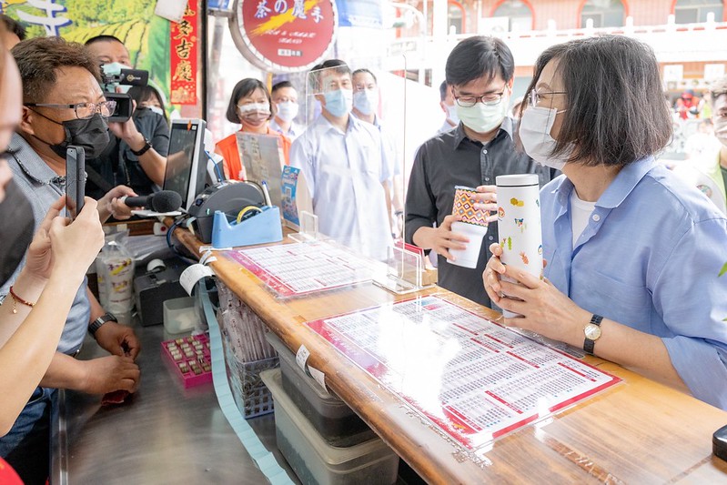 總統前往「茶的魔手」飲料店，與店家親切閒聊，關心店家生意狀況，並使用環保杯購買飲品，以實際行動支持在地觀光與消費