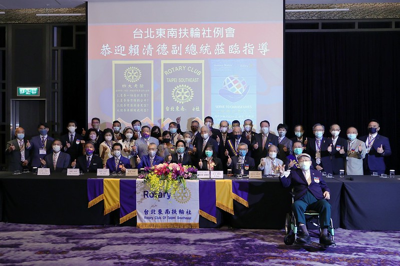 副總統和與會人員合影