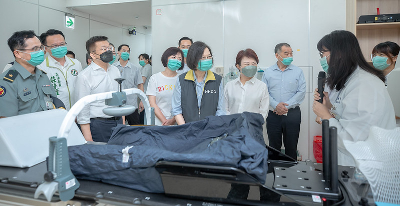 總統視察放射治療中心了解「IGRT影像導航螺旋放射治療機」的運作及診療方式