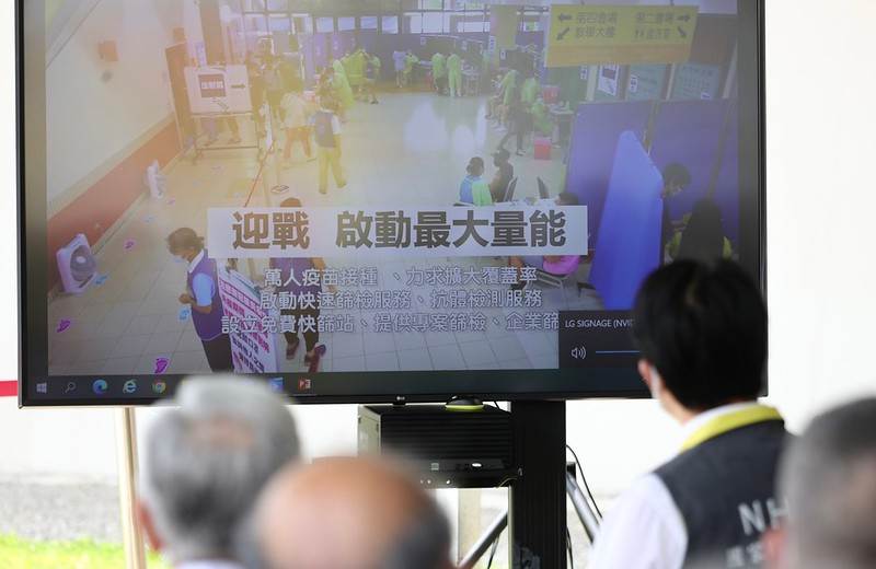 副總統聽取臺中榮民總醫院院長陳適安簡報「中央公園快篩PCR給藥得來速規劃及動線說明」