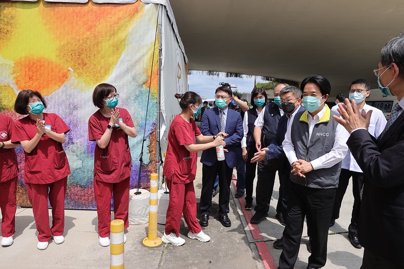 賴清德副總統今（29）日下午訪視「臺中榮總中央公園篩檢站及給藥得來速」