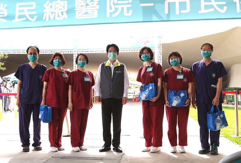 副總統與醫護人員合影