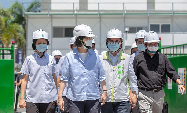 總統與貴賓前往工地現場視導