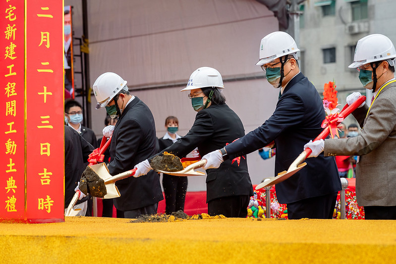 總統與現場貴賓一同進行祝禱及開工動土儀式