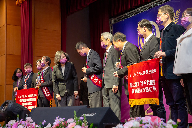 頒發公務人員傑出貢獻獎　總統盼共同努力給世界一個更好的臺灣