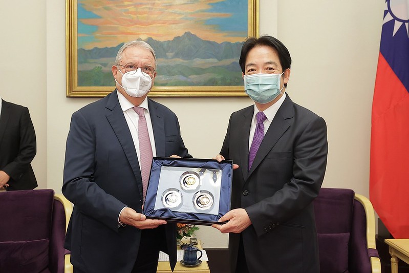 副總統感謝世界棒壘球總會法卡利會長　讓許多年輕人可以在棒球場上追逐夢想　也帶給全世界歡樂