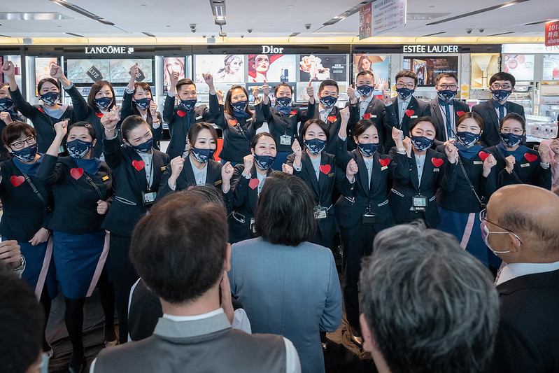 臺灣邊境管制今起放寬　總統視察桃園國際機場　強調政府將秉持「正常生活、積極防疫、穩健開放」原則　與國人一起拚經濟拚未來