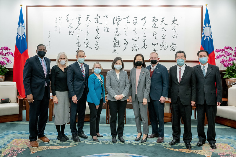 總統與「美國聯邦眾議員匡希恆訪問團」合影