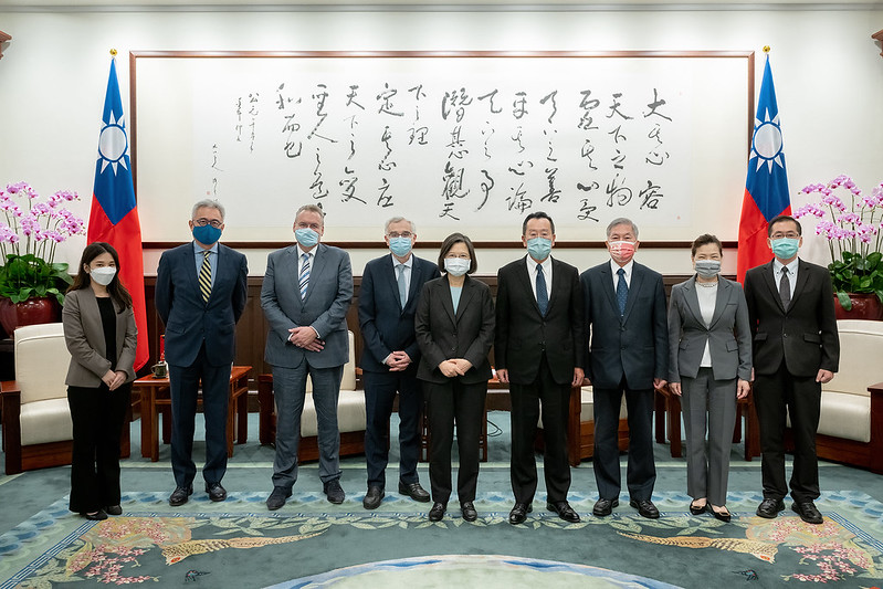 總統與荷商艾司摩爾施耐德執行副總裁兼首席營運長一行合影